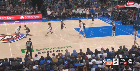 这小伙！欧文单断快攻惨遭杰伦威追身大帽 微笑点头认可