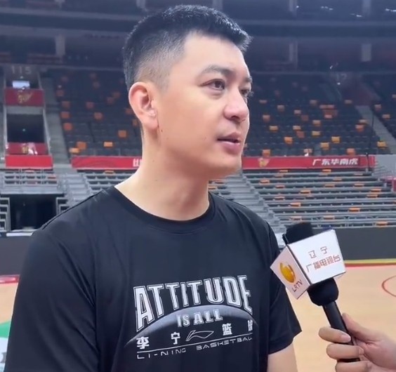 杨鸣：杰伦-亚当斯晚上不会出场太长时间 大家不用抱太大希望