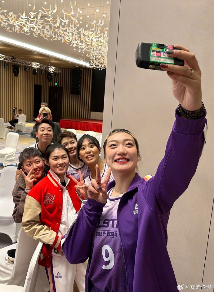 李梦晒WCBA全明星定妆照：周末愉快 馈向过去 勤在当下 赢往未来