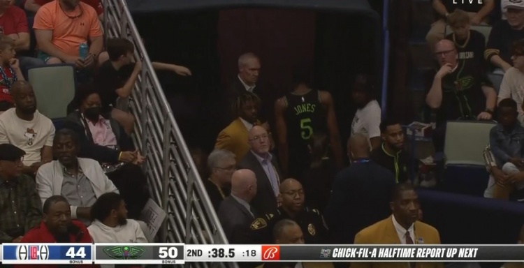 太危险了！赫伯特-琼斯突破重摔砸地 更衣室处理后回到场上