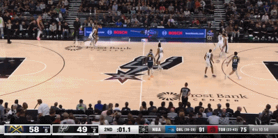 你小子……半场最后时刻索汉抢断 超时后随手一扔进了自家篮筐