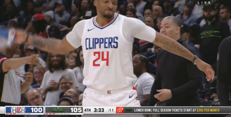 地板球乱作一团 鲍威尔有点伤了一瘸一拐气得扔掉了球鞋