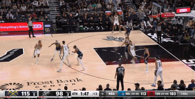 往天上一扔很难吗？小琼斯这吊球扔得并不好 文班依然拿球放进