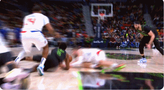 拼！鲍威尔被勾到左脚受伤 忍痛跪身继续争抢地板球