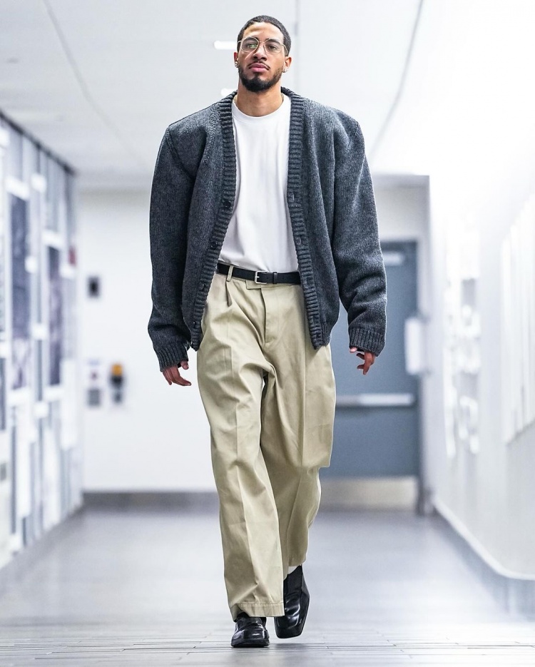 里面穿了铠甲吗哈利伯顿针织衫休闲穿搭 肩宽有些离谱