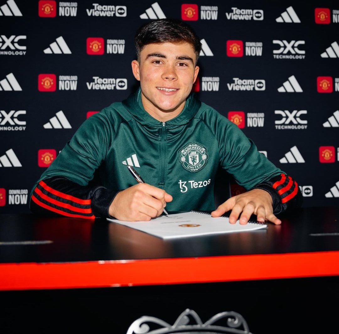 官方：曼联和17岁左后卫哈里-阿马斯签下首份职业合同