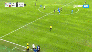 气炸！孔特拉认为新月绝杀前犯规在先，怼脸怒喷主裁判染红