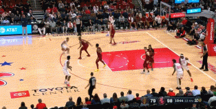 幸无大碍！小贾巴里-史密斯中投命中踩到TT脚 后者被追加一级恶意