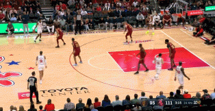 好腰！杰伦-格林侧翼持球突破连过两人拉杆上篮得手