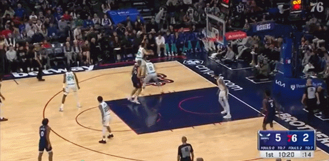 真是劲爆！乌布雷切入内线接洛瑞直塞球 腾起双手隔扣理查兹！