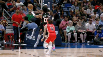 真滴血亏！老六嘴角被亨德森打到&流血 前者抱怨裁判没吹还吃到T