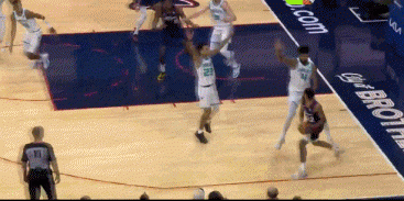 技术活！佩恩妙传乌布雷扣篮后造成曼恩进攻犯规