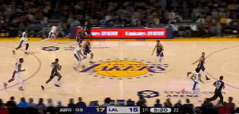 连珠炮！詹姆斯连续命中两记三分 开场4中4得分已经上双