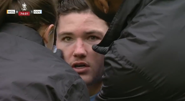 危险动作！狼队后卫塞梅多踢到考文垂球员脸部，裁判无表示