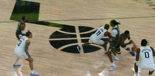 希望无恙！爱德华兹半场结束前崴脚受伤 随后径直走回更衣室