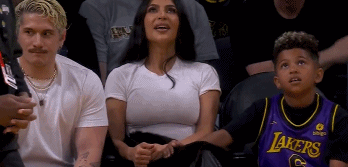 金-卡戴珊观战湖人vs勇士 儿子又穿詹姆斯球衣