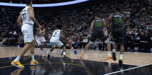 夸张的核心力量！爱德华兹被三人合围连拉带拽失去平衡打进2+1