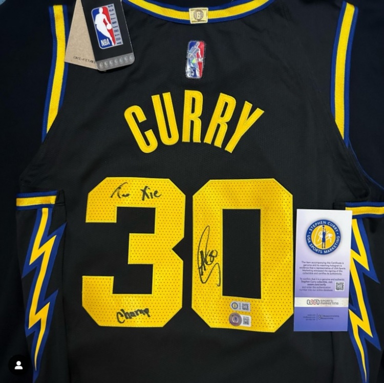 是勇蜜？谢维军社媒晒库里球衣，球衣上有库里to签