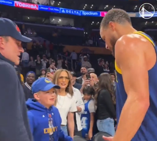 风韵犹存！詹妮弗-洛佩兹与丈夫蝙蝠侠观战 赛后与库里互动