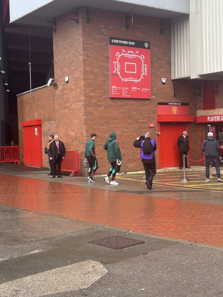 曼联资讯号：芒特和万比萨卡将回归曼联阵容，瓦拉内也抵达了球场