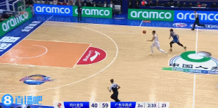 好家伙！张明池空篮扣飞了 四川两人抢到一块把球还给广东