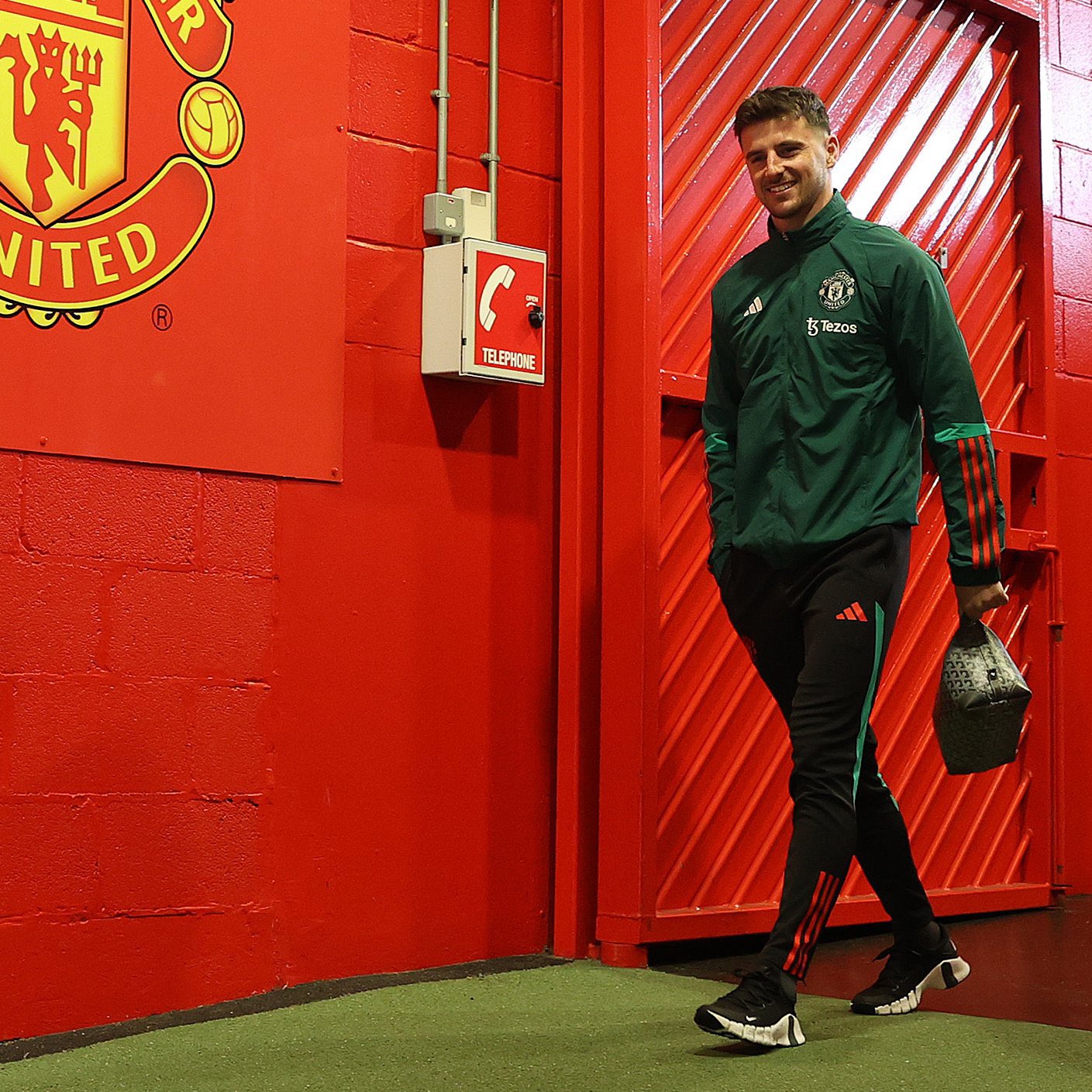 4个月了，曼联新7号终于带着笑容回到了老特拉福德