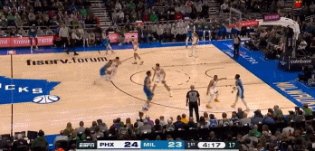 强度拉满！利拉德突破上篮遭遇阿伦排球大帽