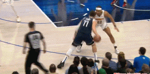 小机灵鬼！东契奇三分预感投丢 自己抢前场篮板砸对手身上出界