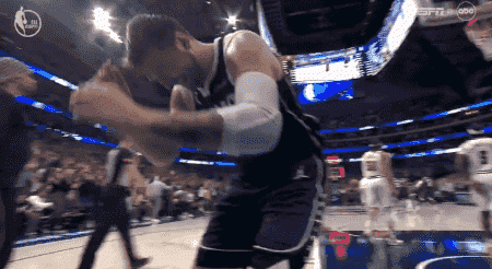 欧文神奇左手抛投绝杀 东契奇蹲地掩面一脸难以置信！