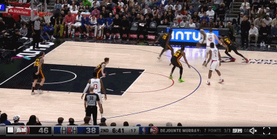 哈登挡拆可以攻筐没攻啊 选择传球被断 失误+1