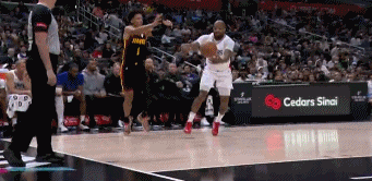 泪目！塔克飞身极限救球摔到篮架上 哈登反击三分轰进 20分分差！