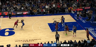 太暴力了！乌布雷补防钉板大帽 进攻端双手重锤