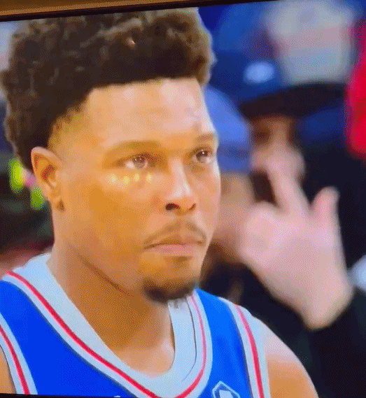 省钱！洛瑞对老队友阿德巴约竖中指 但是藏在球衣里