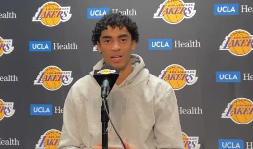 克里斯蒂：拉塞尔在场上无忧无虑&不在乎结果 这是我能学习的东西