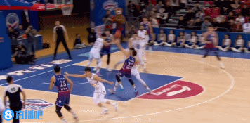 罗切斯特摔倒绊倒刘晓宇！刘晓宇又绊倒时德帅！裁判决定0犯规！