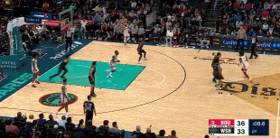 礼尚往来！小贾巴里-史密斯侧翼三分命中 尚帕尼中圈三分压哨回应