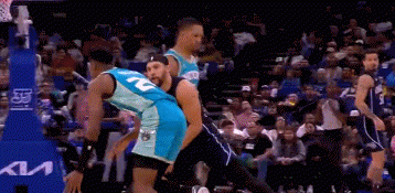 对线！格威和萨格斯身体对抗后发生争吵 双双领到技犯