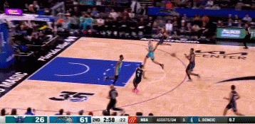 装X成功！萨格斯接班凯罗背传出手底角三分命中 提前转身庆祝