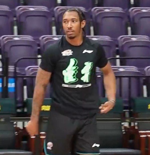 媒体人：杰伦-亚当斯松松垮垮毫无亮点 辽宁要尽快找一名合格外线