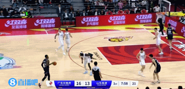 威姆斯一个变向过掉沙约克！杀进内线悬停滞空打进！