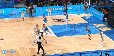 休想轻松得分！曾凡博补防高高跃起&单手排球大帽布莱德索！