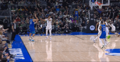 ️破案！施罗德报复性空中推翻字母哥 后者听后暴怒起身质问