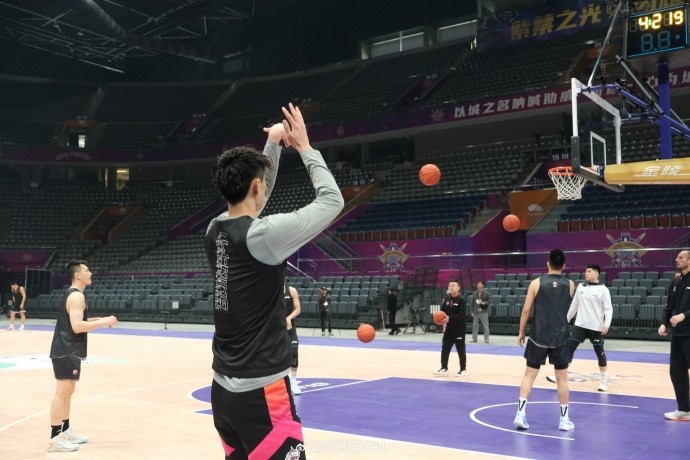 探长：首钢球员上午训练热衷谈论昨晚的国足 包括张琳芃辞去队长