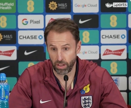 与曼联的传闻？索斯盖特：曼联有主帅，任何传闻都是对他的不尊重