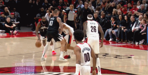 亏亏亏！泰斯垃圾时间对膝受伤表情痛苦被换下 牡蛎上场