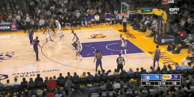 默契！詹姆斯空切接拉塞尔击地妙传 空中闪躲放篮得手