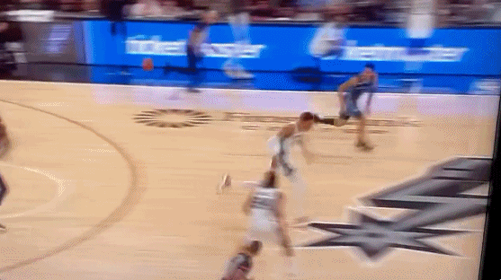 不敢动！灰熊两人看见内线是文班在防 都掉头往外运