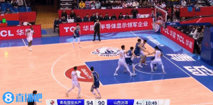 上头了！常林破坏反击直接搂腰穆迪 被吹违体犯规