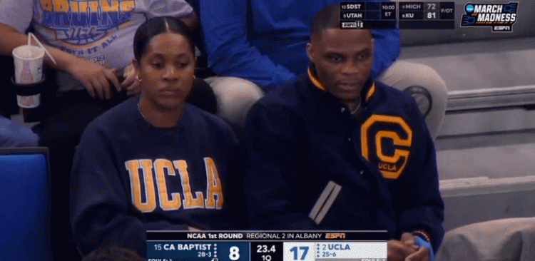 威少携妻子妮娜观战母校加州大学洛杉矶分校的女篮比赛