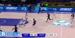 动作大！桑普森反击被杜润旺拉下 后者被吹违体